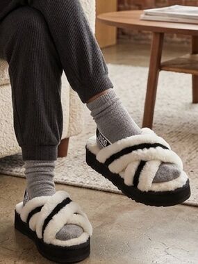UGG Fluffita Platform Slides 7 Black/White $120 Retail